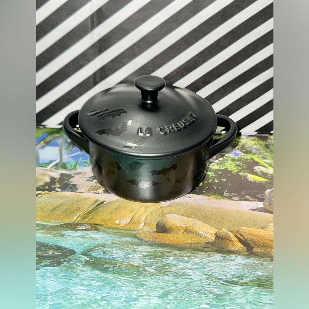 NIB Le Creuset Halloween Licorice Matte Black 10CM Halloween Bat Cocotte RARE - Picture 13 of 13